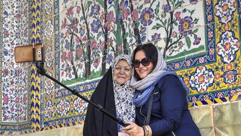 Foto tirada por uma turista com uma senhora do Irã.