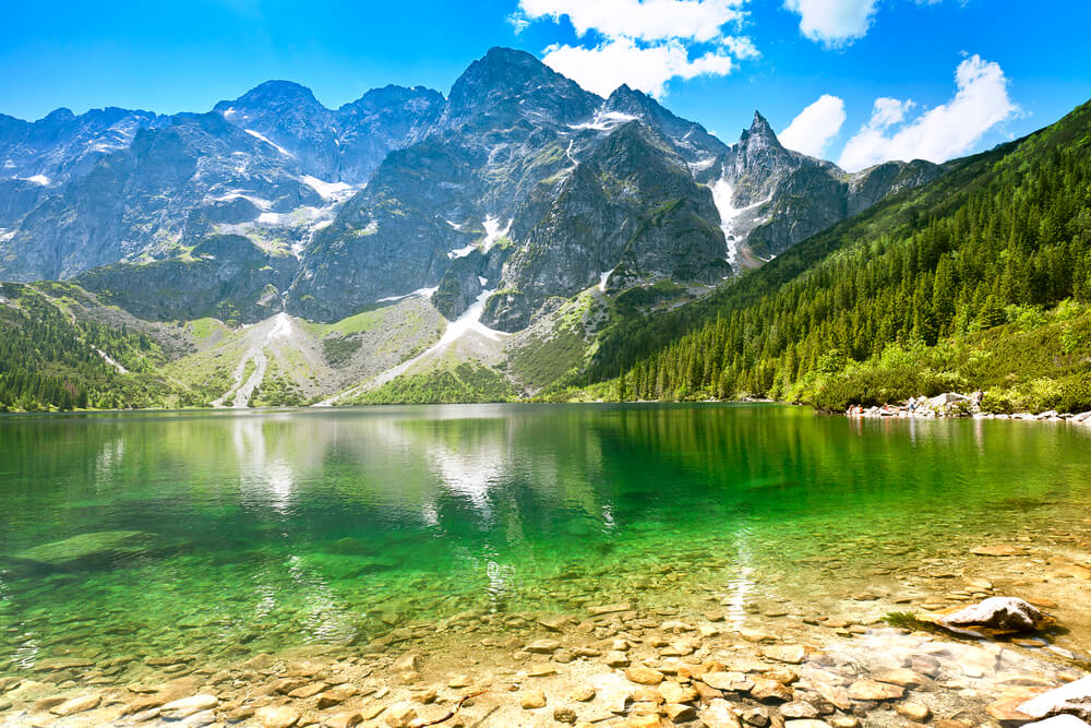 Lago cristalino e montanhas em Zakopane na Polônia