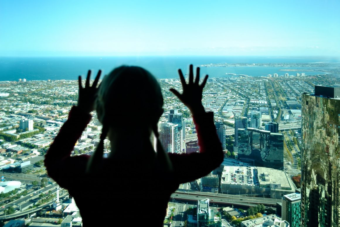Menina admirando a vista do topo da torre Eureka Skydeck