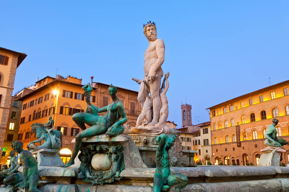 Estátua réplica de David e a fonte de Netuno