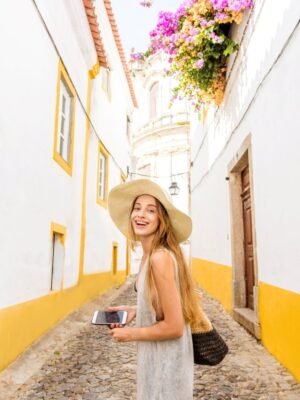 00 - CAPA - woman-traveling-in-evora-portugal-2023-11-27-05-11-34-utc